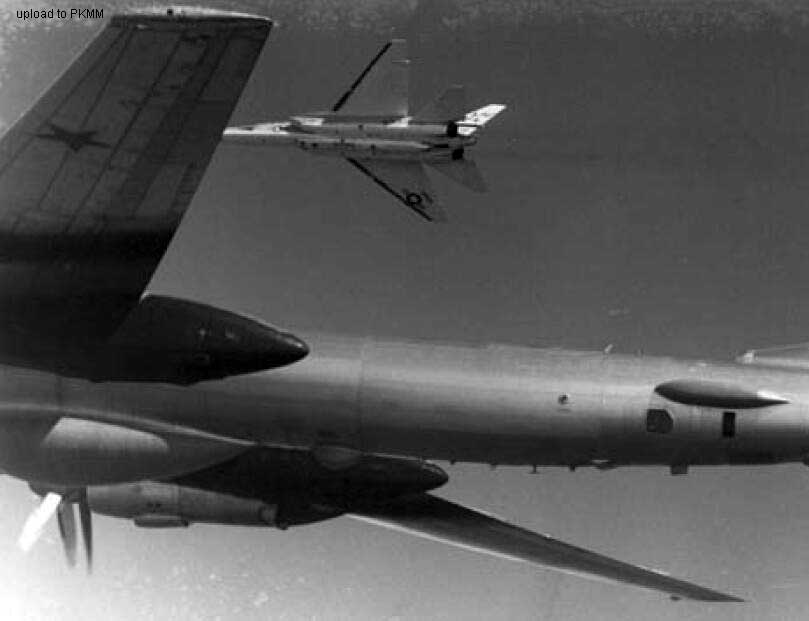 RA-5C 156624正在太平洋上空拦截苏联的图-95