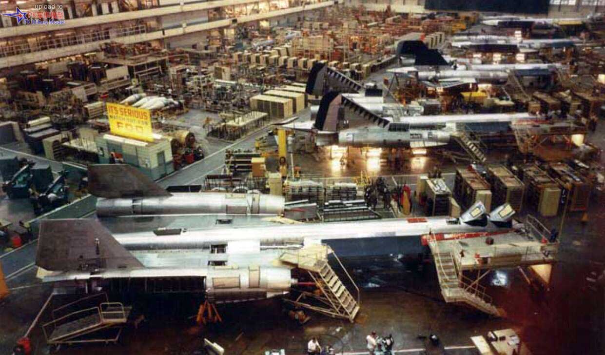 第一架SR-71现身洛克希德工厂的生产线