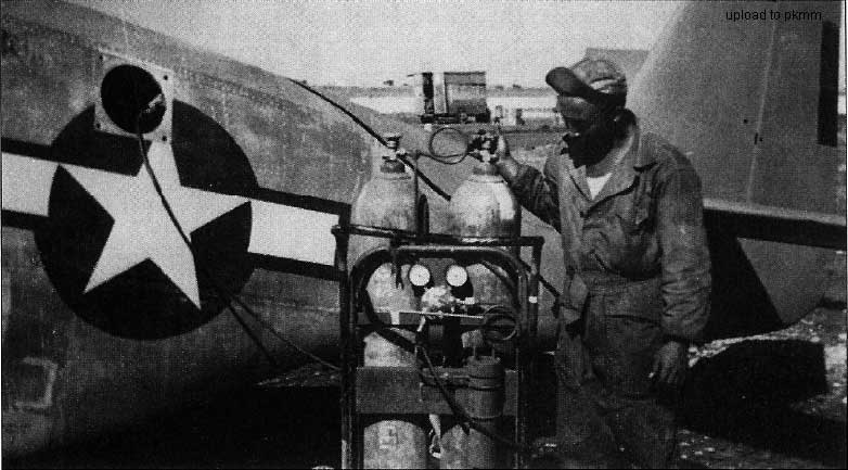地勤正在给一架P-51的氧气罐补充氧气