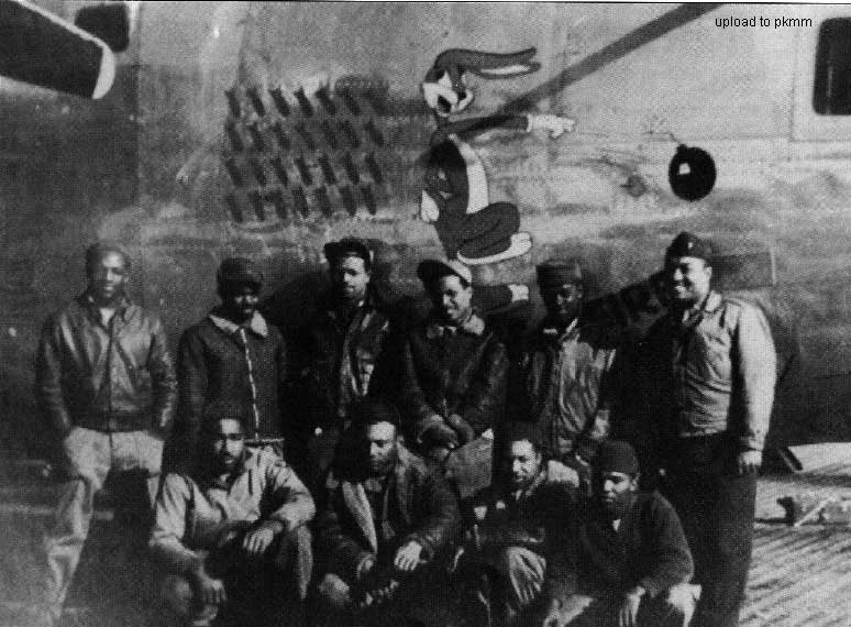 332FG大队的飞行员在一架前来拜访的轰炸机边合影