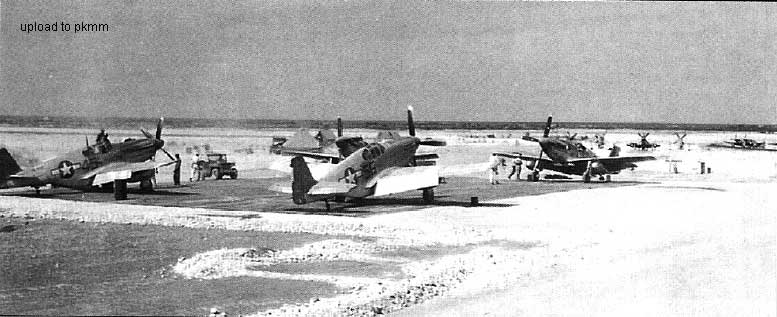 拉米特里机场上停放着的100FS中队的P-51B/C