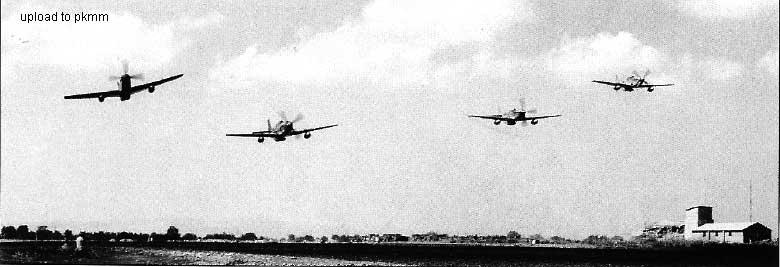 4架P-51编队飞越拉米特里机场