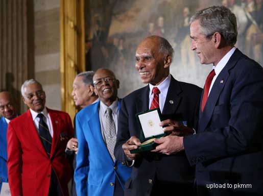 布什为塔斯克基飞行员颁发国会金质奖章