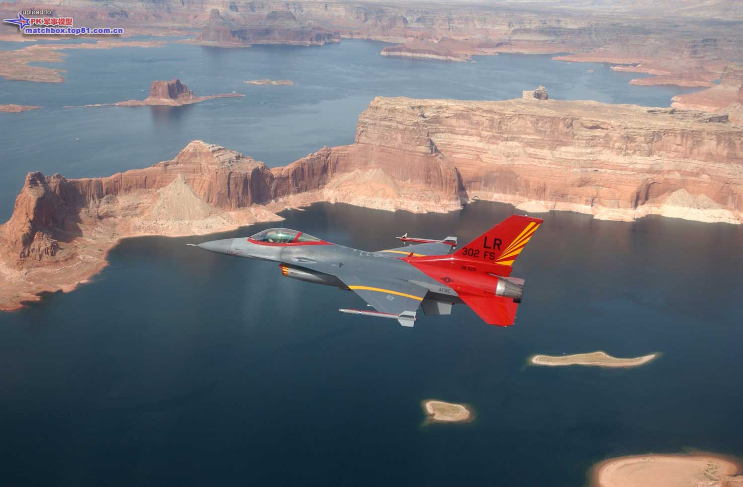 302FS中队为纪念塔斯克基大队成立50周年而给F-16C 79-0327换上红尾巴特别涂装
