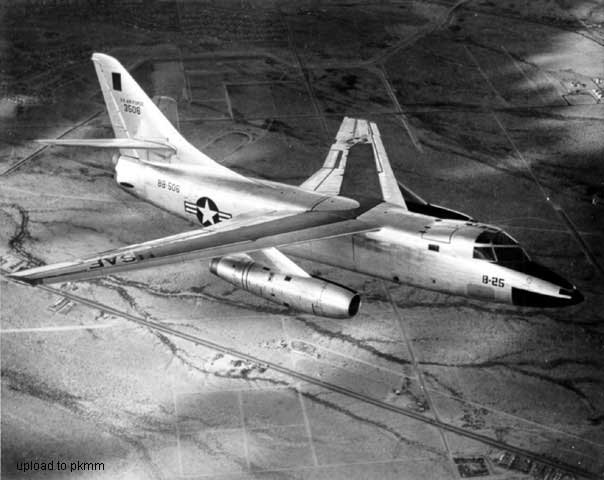 飞行中的B-66