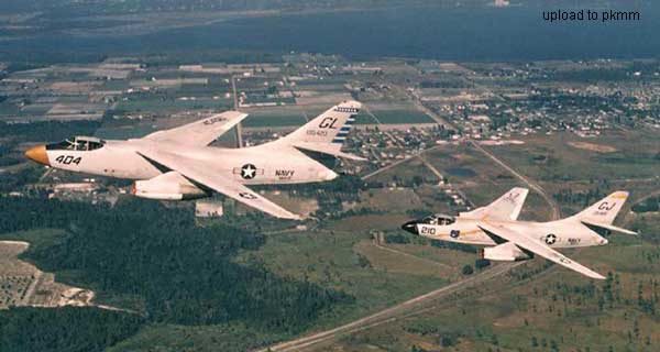 2架HAWING-1联队的A3D-1在佛罗里达州中部上空