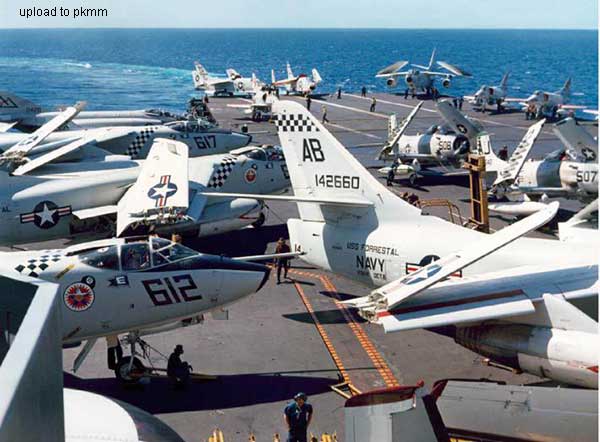 VAH-11中队第8分遣队的5架A-3B停放在福莱斯特号的甲板上
