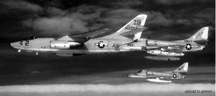 A-3B 142255带着2架VA-65中队的A-4E在编队飞行