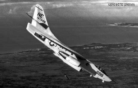 A-3B 147649(NE698)正在南越上空以30°角俯冲投弹