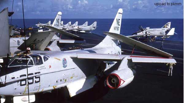 VAH-8联队的A-3机组们正在甲板上等待任务开始的命令