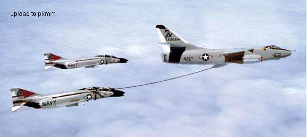 VAQ-308中队的KA-3B 142664(ND632)正带着2架VF-301中队的F-4N在圣迭戈上空飞行