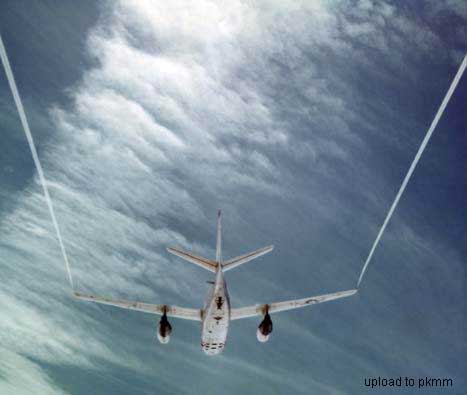 RA-3B在在卷云的背景下方飞行
