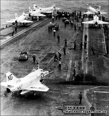 VA-94中队的A-4C被拖往甲板前端