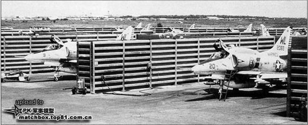 A-4E被停放在岘港基地的护栏里