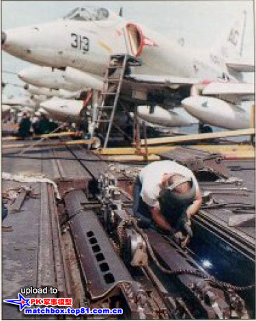 一排VA-72中队的A-4E被停放在甲板上