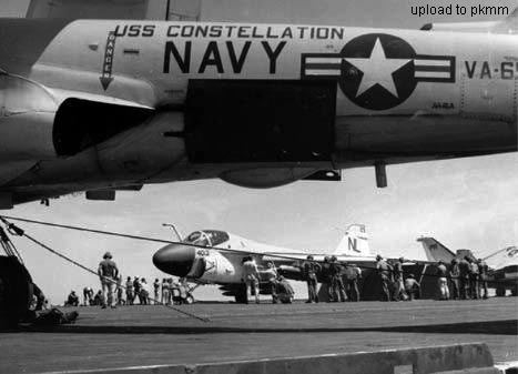 一架VA-65中队的A-6A停放在星座号的甲板上