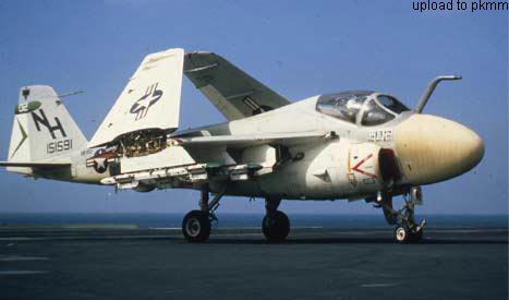 A-6A 151591正在小鹰号的甲板上滑行