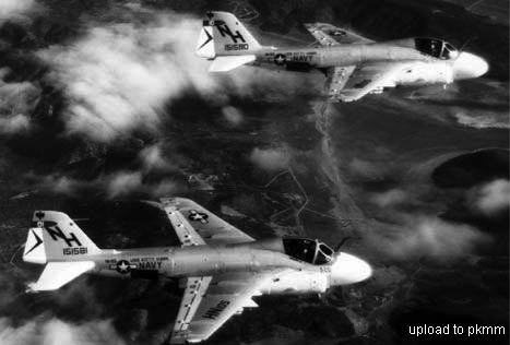 2架VA-85中队的A-6A在编队飞行
