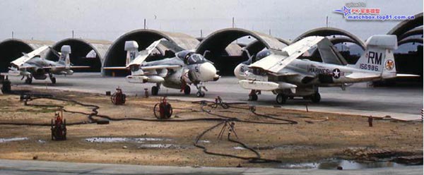 3架VMCJ-1中队的EA-6A停放在岘港机场