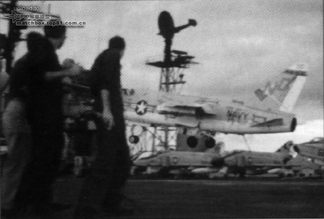 着舰信号官注视着一架VA-146中队的海盗II降落在美国号的甲板上