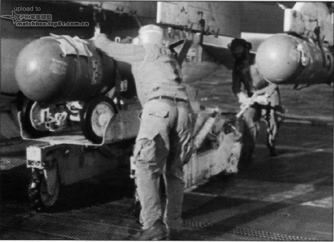 VA-94中队的军械员正在给一架A-7挂载水雷