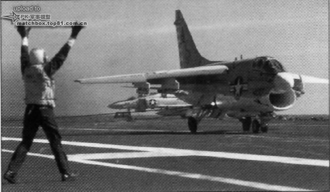 A-7C成功降落在美国号的甲板上