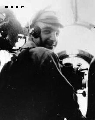 投弹手坐在B-29机鼻的诺顿瞄准具后
