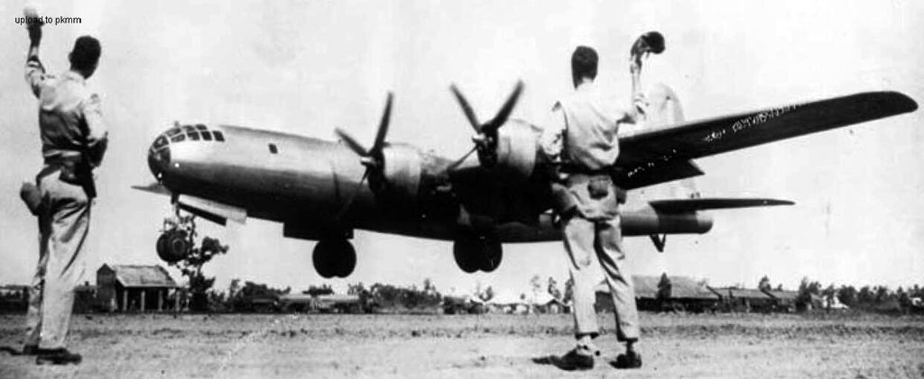 1架B-29正在离开印度前往中国的前进基地