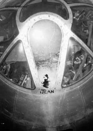 高射炮弹片在这架B-29机鼻的有机玻璃上打出一个洞