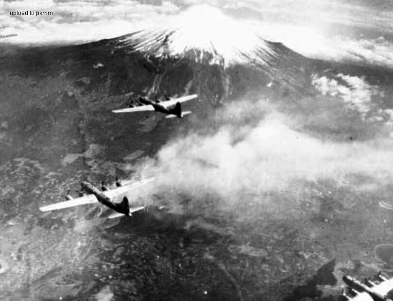 B-29正在接近日本最著名的地标，富士山