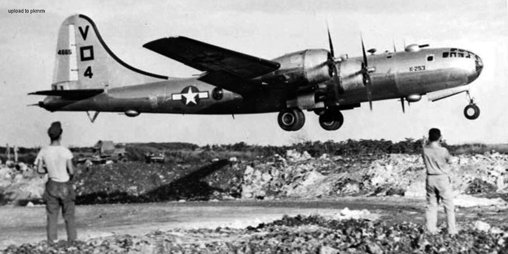 B-29-BW 42-24665正在离开塞班的埃瑟利机场