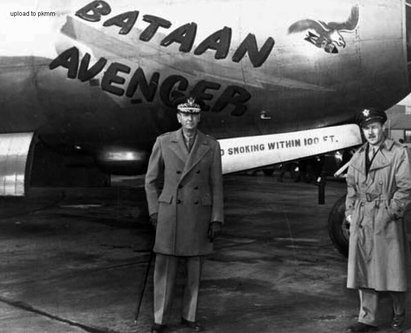 温赖特将军(左)站在B-29-BW 44-69753边上