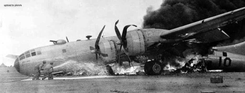 B-29带伤降落在硫磺岛机场后起火燃烧