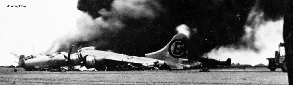 B-29带伤降落在硫磺岛机场后起火燃烧2