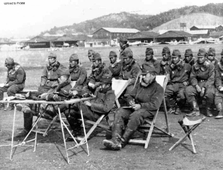 第4战队的飞行员们在大月机场上做简报