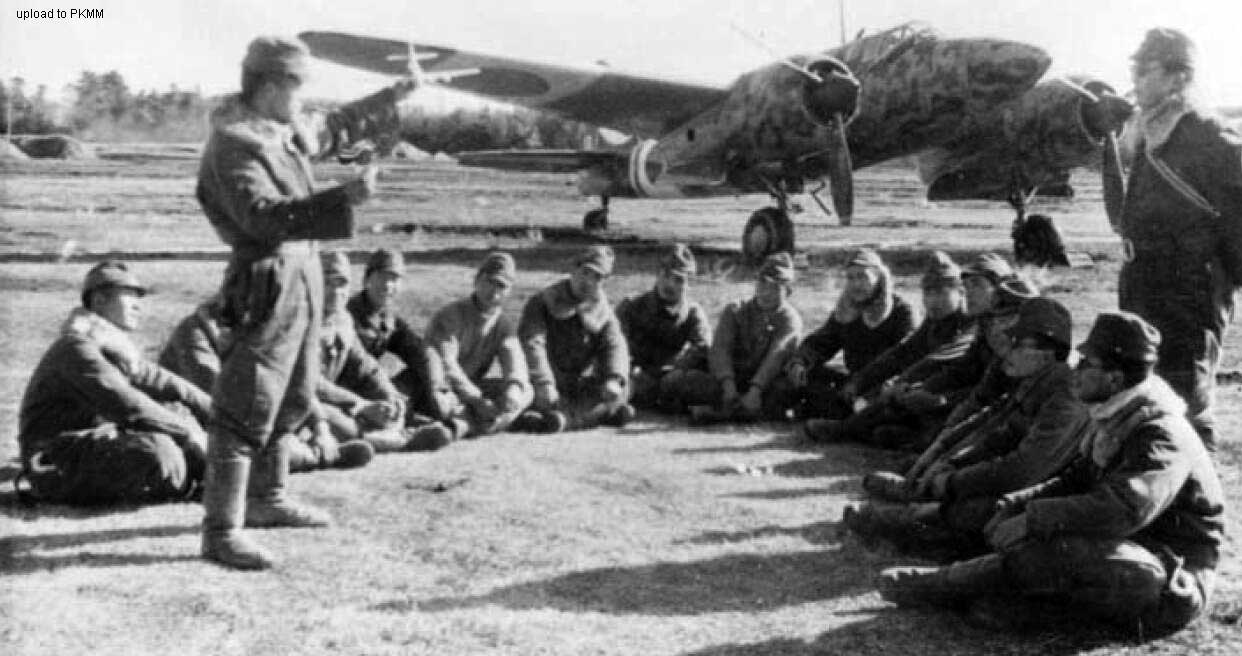 鹤正人正在向队员们演示如何对B-29展开迎面攻击
