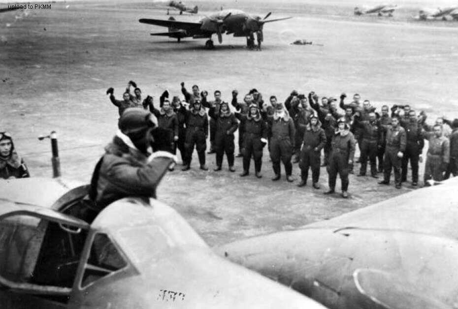 第16独立飞行中队的飞行员向他的同伴们招手
