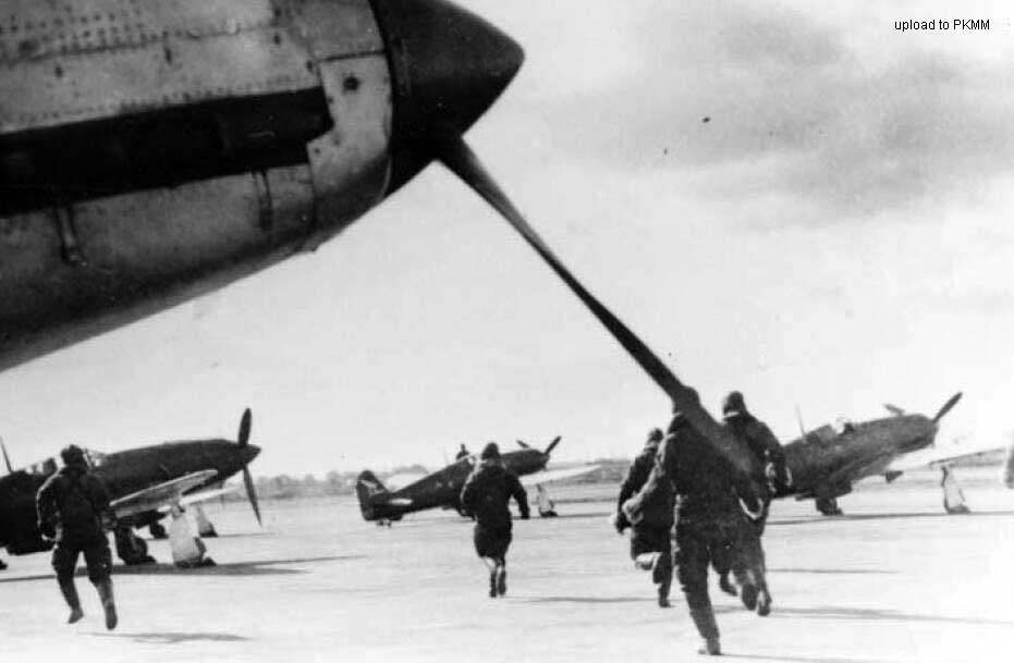第56战队的飞行员们正在跑向他们的キ-61