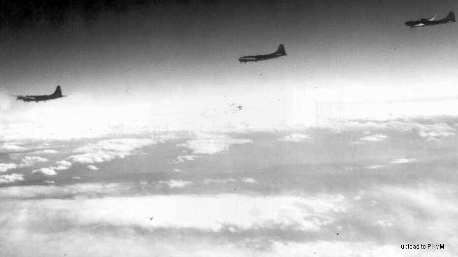 一架日本战斗机在498BG大队874BS中队的B-29下方飞行