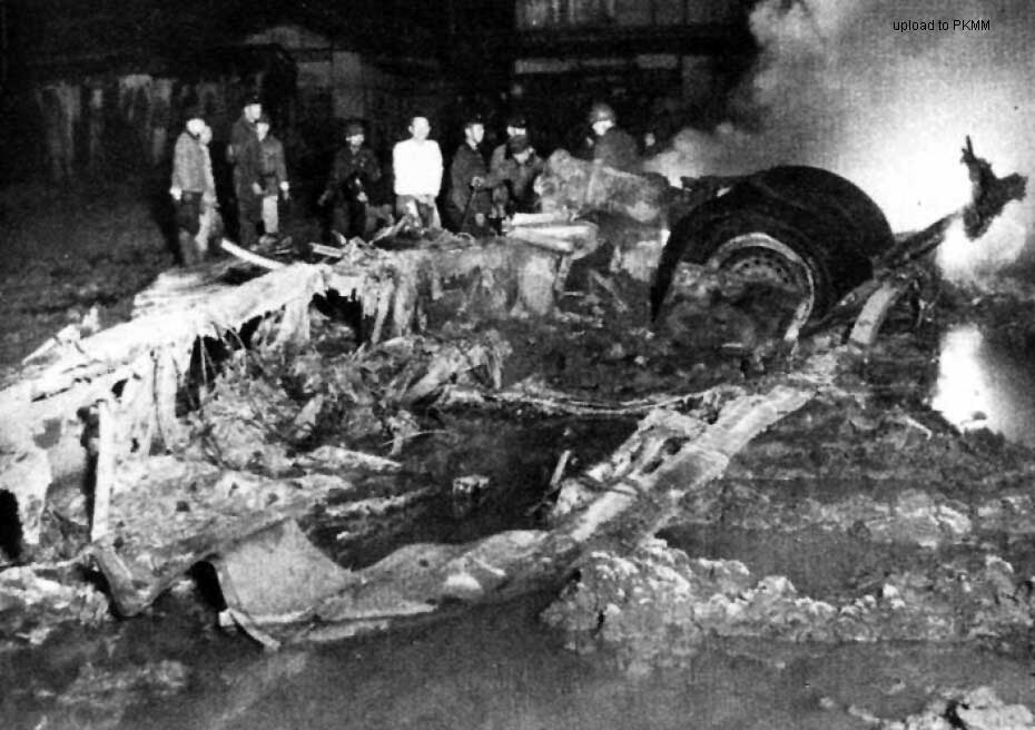 一架冒烟的B-29残骸落在大阪以东的布施