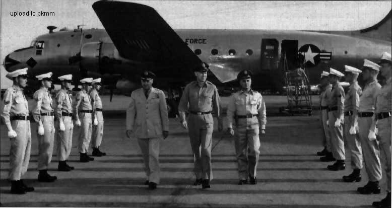 李梅将军(中间左一)走下一架C-54运输机