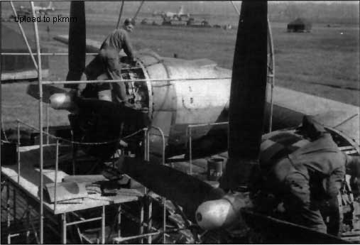 维护B-29的一号发动机