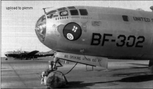 B-29部队使用特殊的篷布来保护轰炸机突出的前起落架