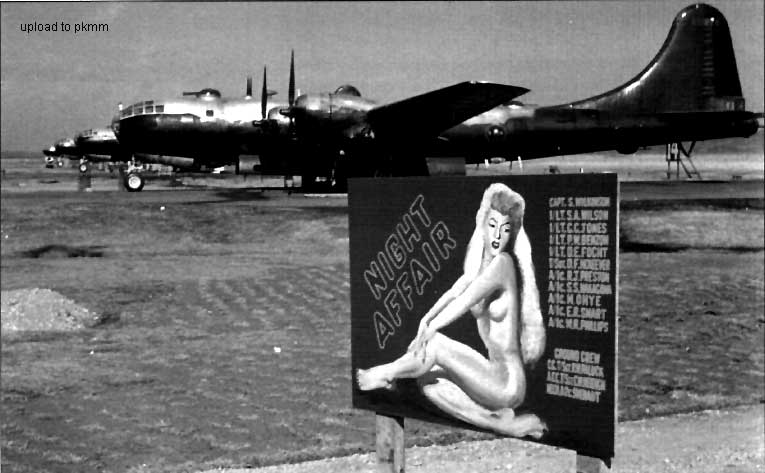 B-29 44-61874前树立了一块合适的停机坪告示牌