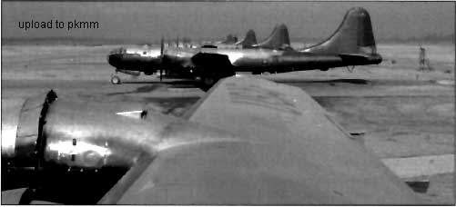 98BG大队的B-29并排停在横田机场