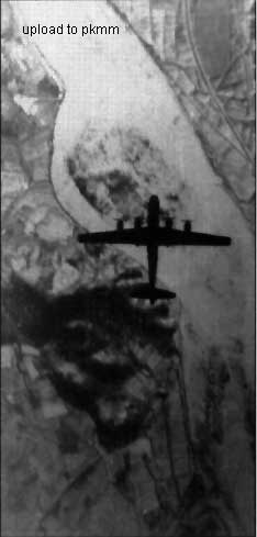 B-29正在一条未知的河流上空飞行