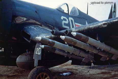 VMF-214中队的F4U-4B已经挂载好武器