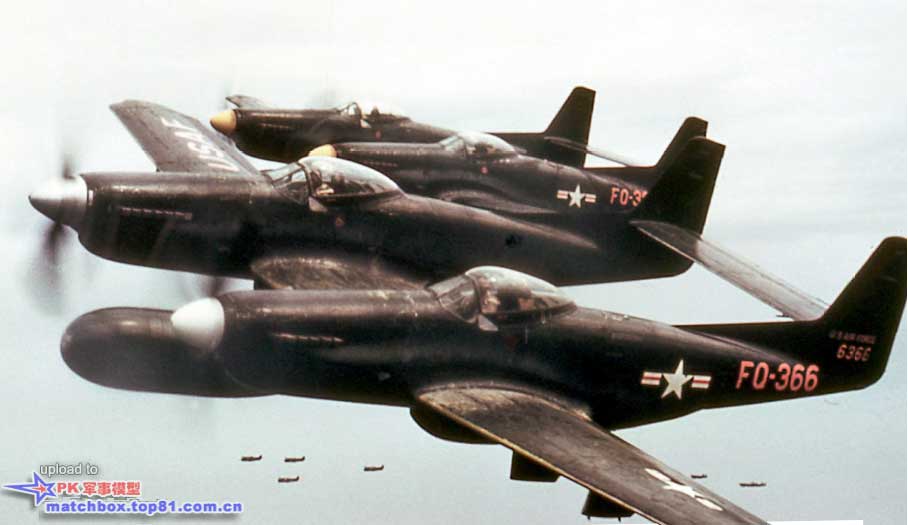 2架4FS中队的F-82在冲绳上空飞行