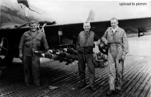 迪恩斯(右)、奥尔森中尉(中)和一名军械员