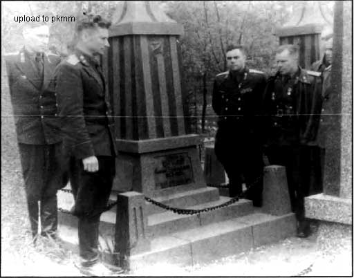 米格-15王牌们围绕在蒂莫菲夫的墓碑前